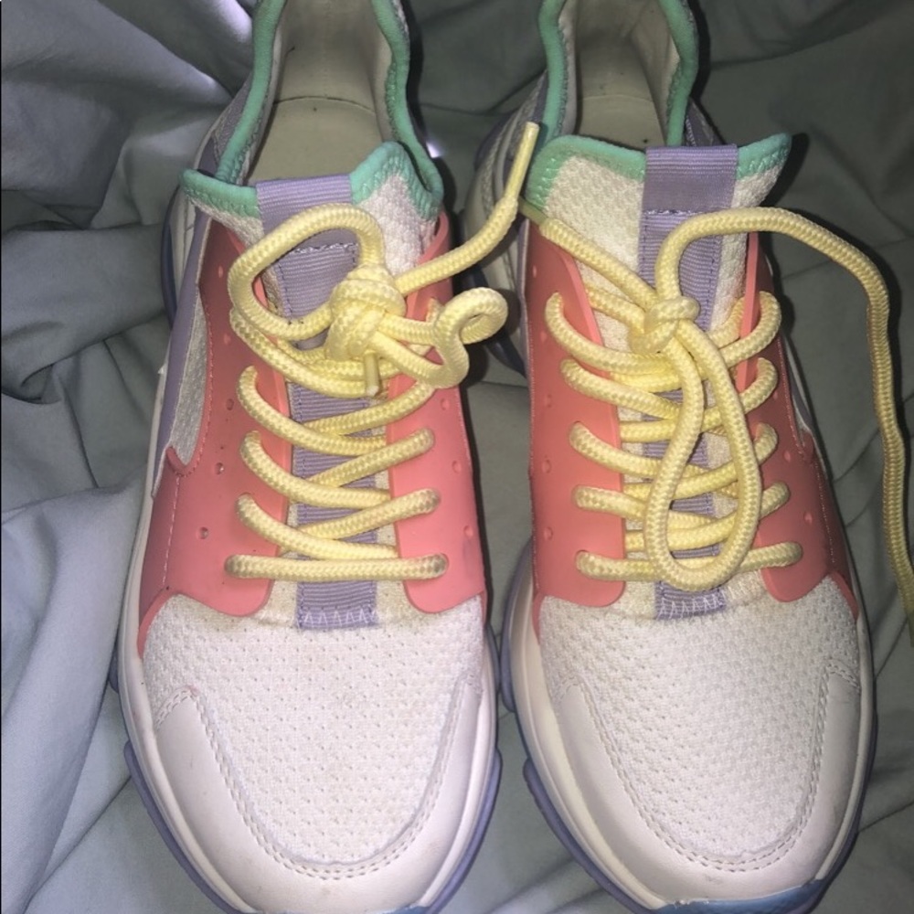 I’m selling these shoes because they to small